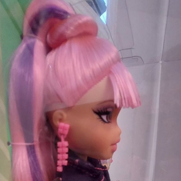 BRATZ NEON RUNWAY YASMIN - Picture 3 of 7